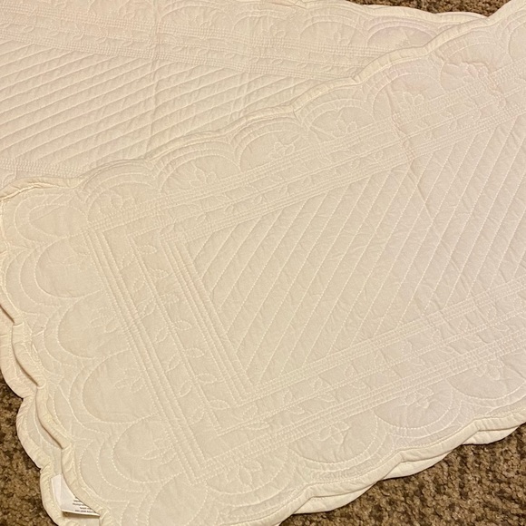 Kay Dee Designs 100% Cotton quilted cream color table runner,scalloped edges. - Picture 2 of 5